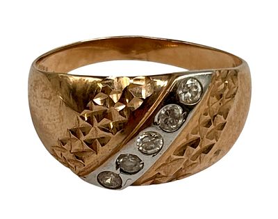 טבעת זהב 14k משובצת אבני קוורץ. קוטר פנימי 18 מ"מ, משקל 2.87 גרם, חתומה