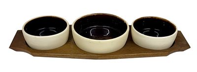 סט 3 קערות הגשה מקרמיקה ישראלית על בסיס עץ תוצרת קרנת. קוטר הקערות 10/13 ס"מ. לקערה הגדולה צ'יפ 