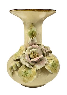 כד קרמיקה גדול ממדים עם תבליטי פרחים ועלים, גובה 30 ס"מ, פגמים קלים בעלים