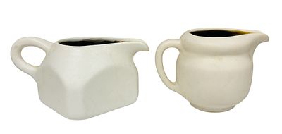 זוג קנקני חלב מקרמיקה ישראלית תוצרת בית היוצר - צבי. גובה 8/9 ס"מ, חתומים