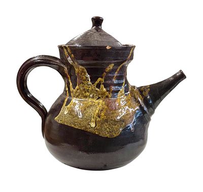 קומקום קרמיקה ישראלי תוצרת כפר זמיר (סמיר). 21x25 ס"מ, עם צי'פ ושפר בפיה שהודבק. חתום