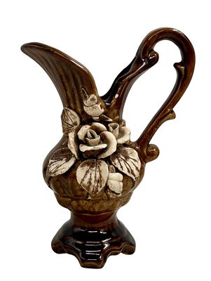 קנקן קרמיקה ישראלי עם תבליטי פרחים תוצרת יהב, גובה 28 ס"מ, קילוף קטן בגלזורה, חתום