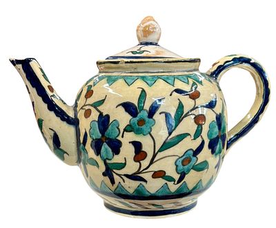 קומקום קרמיקה ארמנית תוצרת הסדנה המשותפת (קרקשיאן-בליאן), פלשתינה שנות ה30-40. 17x24 ס"מ, מכסה 