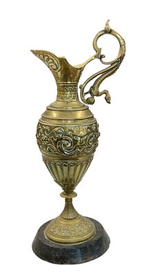 קנקן עתיק עשוי ברוזה עם תבליטים דקורטיביים וידית בצורת דרקון. מוצמד לתחתית מעץ. תקופת סוף המאה 