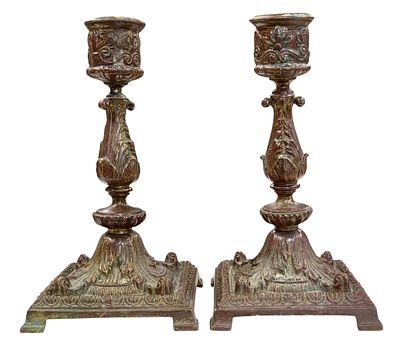 זוג פמוטים עתיקים עשויים פליז מעוטרים בתבליטים דקורטיביים. גובה 16 ס"מ