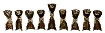 חנוכייה מיוחדת ומעניינת מצופה כסף עשויה מ9 קנים נפרדים, אומן לא מזוהה, גובה הקנים 9.5 ס"מ, גובה 