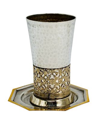 כוס קידוש עם תחתית מצופים כסף תוצר אופנהיים עשויים בעבודת יד. גובה הכוס 11 ס"מ, קוטר התחתית 
