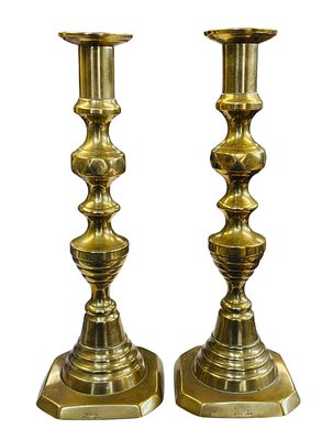 זוג פמוטים עתיקים עשויים פליז תוצרת בריטניה מתקופת תחילת המאה ה20. גובה 27 ס"מ, משקל 1.2 ק"ג 