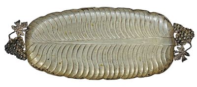 מגש עתיק מצופה כסף בעיצוב עלה עם ידיות בצורת גפנים. עומד על 4 רגליים. 19x48 ס"מ