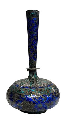 מזלף מי ורדים עתיק מאזור הודו-קשמיר עשוי כסף. מעוטר במוטיבים צמחיים וצבוע באמייל, גובה 15 ס"מ 