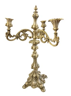 קנדלברה עתיקה גדולת ממדים מצופה כסף בסגנון הרוקוקו, עשויה מ2 חלקים ובעלת 3 קנים. גובה 62 ס"מ 