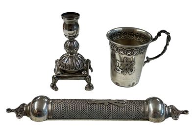 לוט 3 פריטי יודאיקה עשויים כסף כולל כוס בר מצווה עם הכיתוב 'ילד טוב' עשויה כסף 835, פמוט כסף 