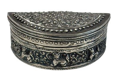 קופסת כסף בורמזית עתיקה מארץ השאן (Shan State) מתוקפת סוף המאה ה19 עד תחילת המאה ה20. מעוצבת 