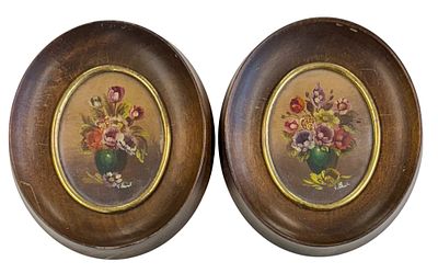 זוג ציורים מיניאטוריים עתיקים של פרחים בצבעי שמן על עץ. מידות הציורים 7x5.5 ס"מ, מידות המסגרות 