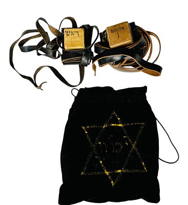 זוג תפילין ישנים עשויים עור נתונים בתיק בד עם מגן דוד ובצבע צהוב