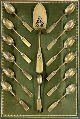 Eeinr. Schneider (לייפציג גרמניה 1859-1926) - סט 12 כפיות, מרית ומלקחיים עשויים כסף 800 מצופה 