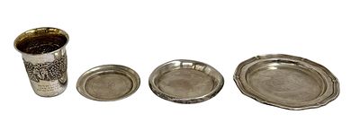 לוט כלי כסף כולל גביע קידוש עשוי כסף 925 עם תבליטי גפנים וחריטה 'בהוקרה מארגון הגמלאים. זוג 