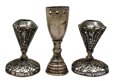 זוג פמוטים עשויים כסף בעבודת פיליגרן עדינה ובסיס מגדל בשמים עשוי כסף 833 ישראלי. גובה 6/7.5 ס"מ 