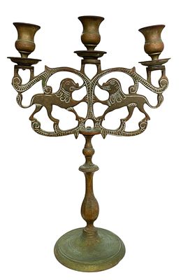 פמוט שבת תלת קני פולני עתיק עשוי פליז מתקופת סוף המאה ה19 עד תחילת המאה ה20, מעוטר בחלק העליון 