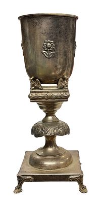 גביע עתיק מצופה כסף להבדלה, מעוטר בתבליטי פרחים וציפורים, גובה 19.5 ס"מ, מעיכה קלה בכוס