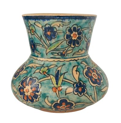 אגרטל קרמיקה ארמנית איכותי בעבודת יד עם ציורי פרחים, כנראה משנות ה40-50. גובה 14 ס"מ, חתום