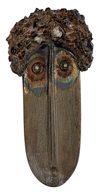 מסכת קרמיקה לתליה על הקיר תוצרת חוה - כפר מלל. 30x15 ס"מ