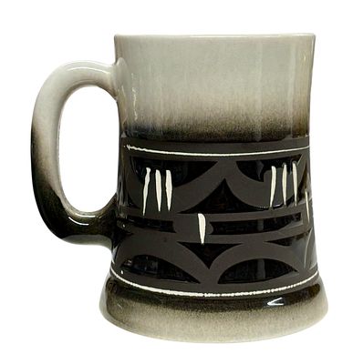 ספל קרמיקה בעיצוב מיוחד תוצרת פל קרמיק. גובה 12 ס"מ, חתום