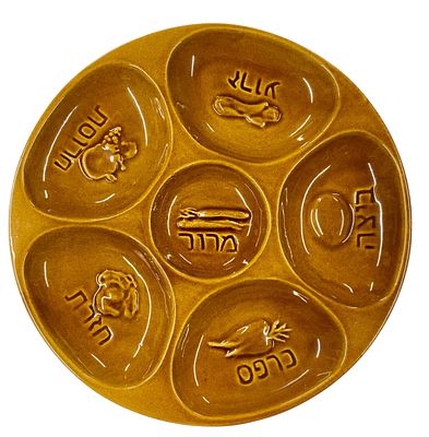 צלחת פסח מקרמיקה תוצרת קרנת, חתומה גם Ben Ari, קוטר 26.5 ס"מ