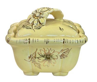 בונבוניירה מקרמיקה עם מכסה תוצרת פל קרמיק בצבע צהוב עם ציורי פרחים, חתום 'ציור יד אילה'. שארית 