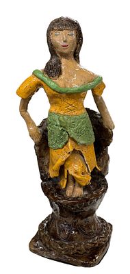 פיגורת קרמיקה גדולה של אישה עומדת על כיסא, אומן לא מזהה. יד אחת נשבר והודבקה. גובה 40 ס"מ, כבדה