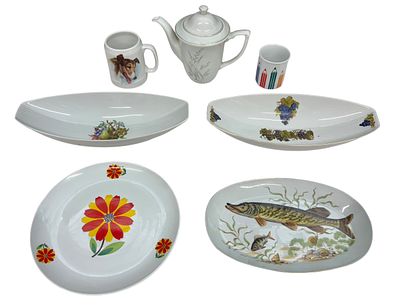 לוט 7 פרטי פורצלן ישראליים תוצרת נעמן מתקופות שונות. קוטר הצלחת הגדולה 27.5 ס"מ, גובה הקומקום 