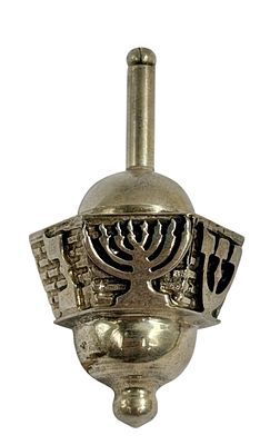 סביבון חנוכה משושה עשוי כסף 925 עם האותיות נ.ג.ה.ש, תבליט מנורה וכד שמן. גובה 55 מ"מ, משקל 15 גרם