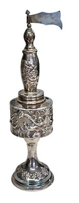 מגדל בשמים עשוי כסף 925 תוצרת הצורפים, גובה 18 ס"מ, משקל 61 גרם, מעיכה קלה בבסיס. חתום