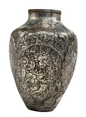 כד פרסי קאג'ארי עתיק מצופה כסף עם עבודת ריקוע וחריטות מפורטות של פרחים ומוטיבים מהצומח. תקופת 