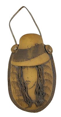 אגם אבי - אגרטל קיר בעיצוב אישה עם כובע, 21x14 ס"מ, חתום