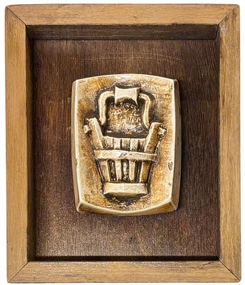 תבליט קרמיקה מזל דלי תוצרת בית היצר בעיצוב אליעזר ויסהוף, מדות התבליט 8x6 ס"מ, מידות המסגרת 