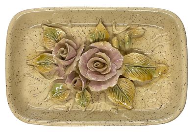 קערת קרמיקה דקורטיבית עם תבליטי פרחים תוצרת K.K Karmeli, מידות 22x14 ס"מ, חתומה