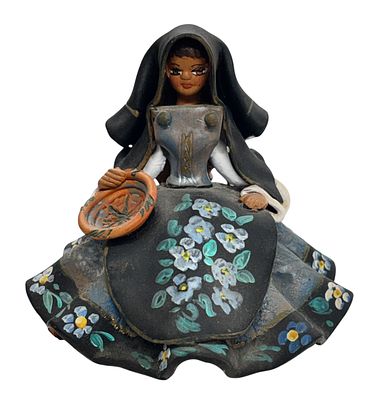 נערה בשמלה עם סלסלה - פיגורת טרקוטה בעבודת יד תוצרת Roberto Carboni Elmas - איטליה. גובה 10 ס"מ 