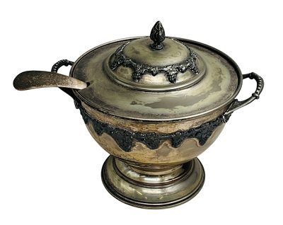 קערת פונץ'/מרקיה עתיקה מצופה כסף עם עיטורי גפנים כוללת מכסה ומצקת הגשה. גובה כולל המכסה 24 ס"מ 