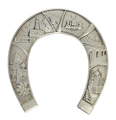 פרסה דקורטיבית עשויה כסף 925 עם תבליטי נוף. גובה 10 ס"מ, משקל 40 גרם, חתום