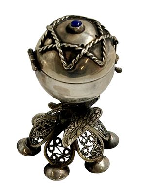 מגדל בשמים עשוי כסף 84 תוצרת האימפריה הרוסית משנת 1873 (כנראה רפרודוקציה). משולב עבודת פיליגרן 