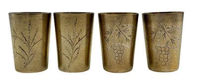 4 כוסיות וודקה עשויות כסף 875 תוצרת ברית המועצות, מעטורות בחריטות פרחים וגפנים ועם הזהבה. גובה 
