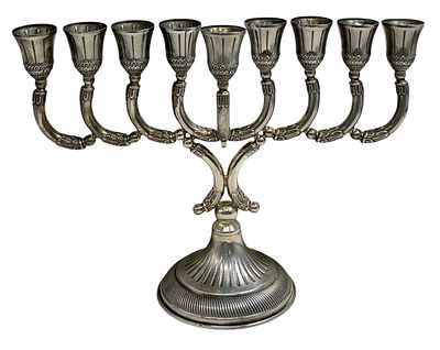 חנוכית כסף 925 תוצרת חברת הצורפים עם הכבדה הניתנת להסרה, שמש נשלף, מידות 24x31 ס"מ, משקל הכסף 