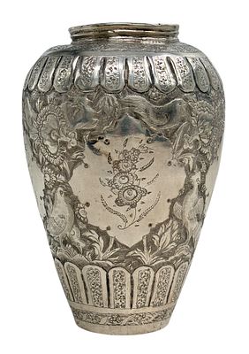 כד כסף 84 פרסי (87.5% כסף) עם חריטות מפורטות של פרחים וציפורים. גובה 14.5 ס"מ, משקל 393 גרם 