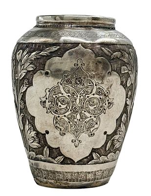 כד כסף 84 פרסי (87.5% כסף) עם חריטות מפורטות ועבודת בלט של פרחים. גובה 9 ס"מ, משקל 145 גרם 