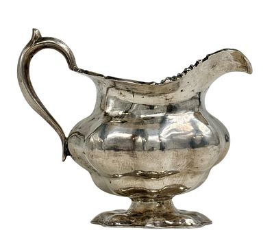 כד לחלב עשוי כסף 84 תוצרת האימפריה הרוסית משנת 1860. גובה 9 ס"מ, משקל 154 גרם, חתום