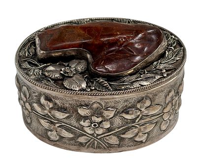 קופסת תכשיטים עשויה כסף 925, מעטורת בעבודת בלט של פרחים ועלים ועם שיבוץ ענבר טבעי גדול ממדים על 