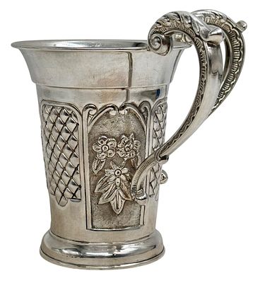 נטלה עשויה כסף 925 תוצרת האחים חדד עם עיטורי בלט של פרחים ועיטורים דקורטיביים. גובה 16 ס"מ 