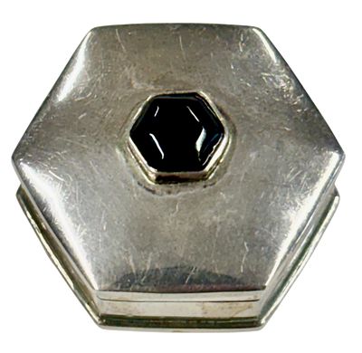 קופסה קטנה לתרופות (Pill box) עשויה כסף סטרלינג 925 עם שיבוץ אבן אוניקס על המכסה. בריטניה שנת 
