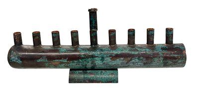 חנוכיה ישראלית עממית עשויה נחושת בעבודת יד. 12x29 ס"מ